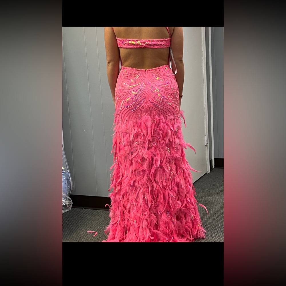 Beautiful dress - Picture 2 of 5